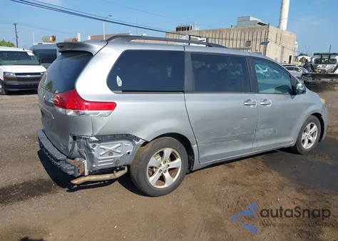 2011 Toyota Sienna Le V6 z USA, uszkodzony, nr VIN 5TDKK3DC6BS072605